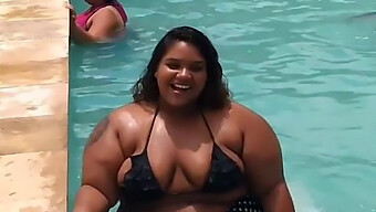 Negra Gordita Con Atributos Naturales Junto A La Piscina