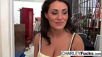 Brunette Pornostjerne Charley Hengiver Sig Til Solo Leg